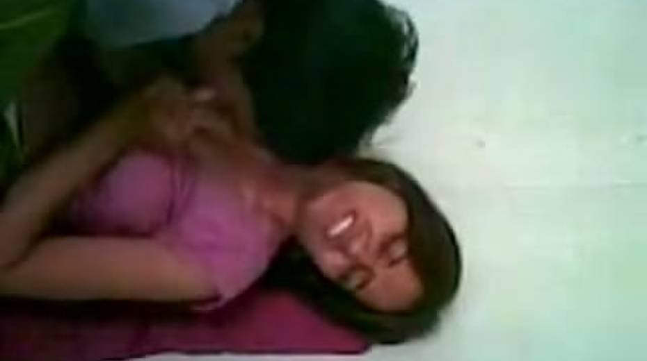 Incredibly horny Indian chick wants to get rid of her bra - 8. pic