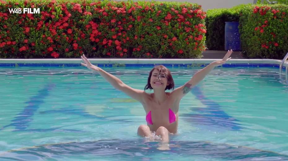 Young chick in bikini Natali Leon is finger fucking pussy by the poolside - 4. pic