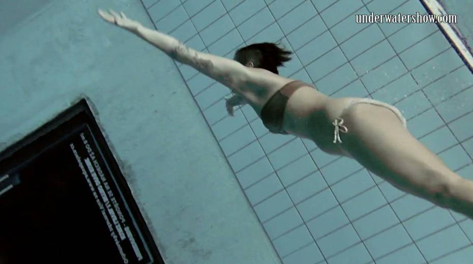 Hottie with a big ass Sara Bombina shows striptease under the water - 3. pic