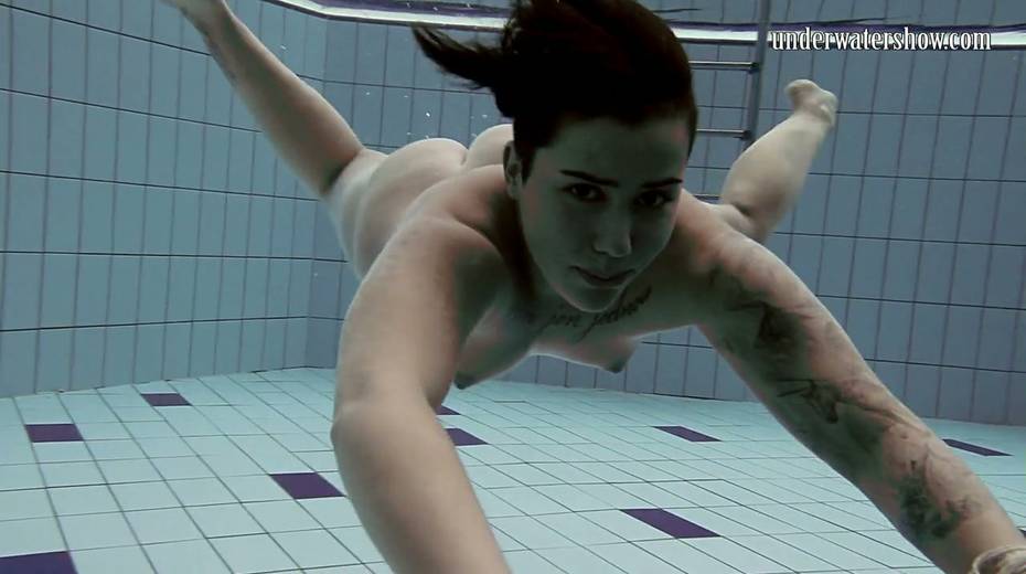 Hottie with a big ass Sara Bombina shows striptease under the water - 7. pic