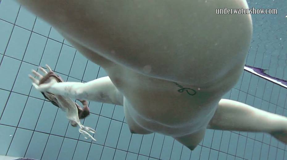 Hottie with a big ass Sara Bombina shows striptease under the water - 10. pic