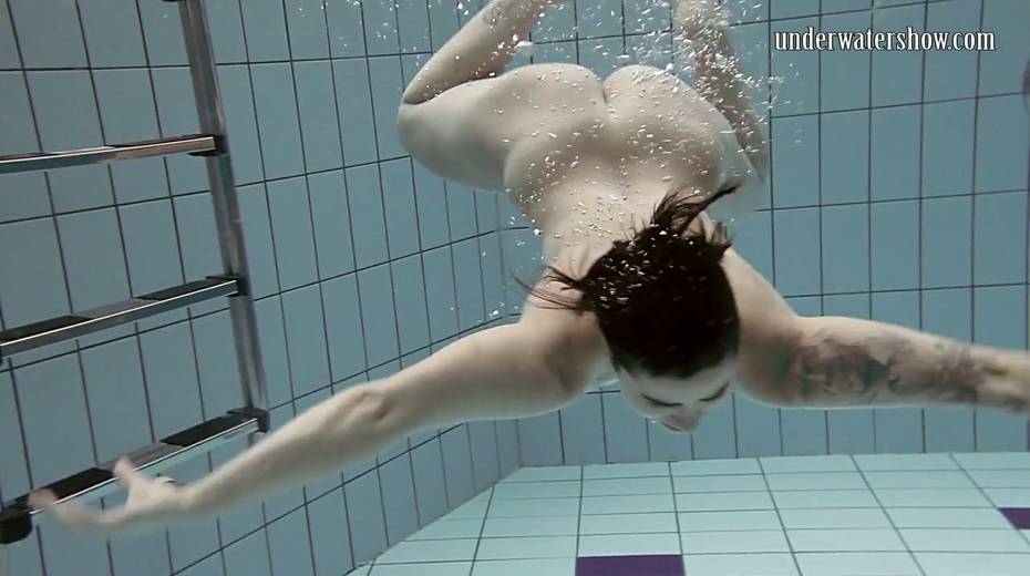 Hottie with a big ass Sara Bombina shows striptease under the water - 12. pic