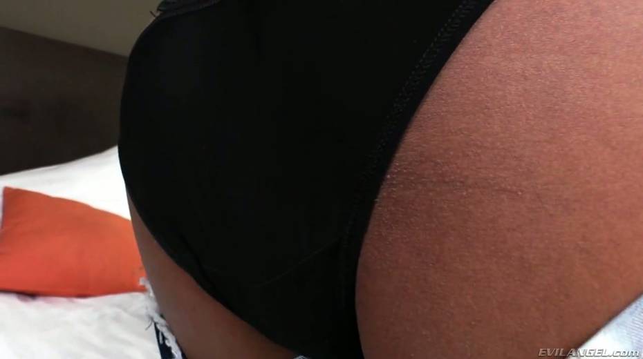 Ebony shemale Pan Bangkok jerks off big black dick and cums - 5. pic
