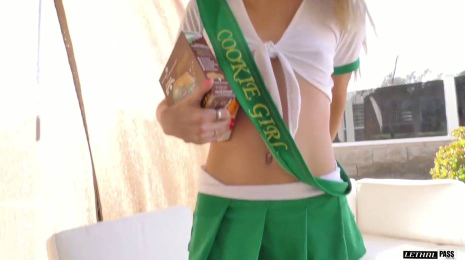 Sex-hungry chick Hannah Hays takes a dick in her cherry pussy - 2. pic