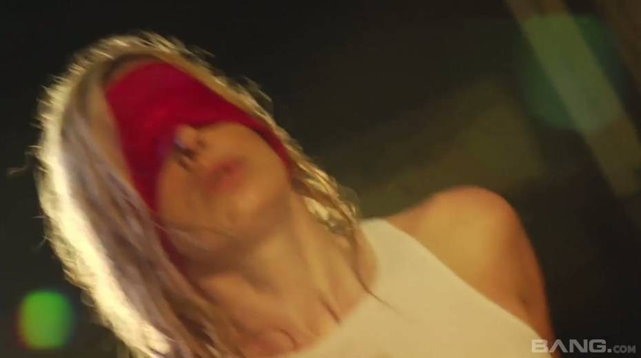 Slut with hell working twat Darryl Hanah gives blind folded blowjob - 17. pic
