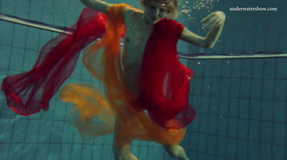 Pretty hot red head Nastya is stripping under the water - 11. pic