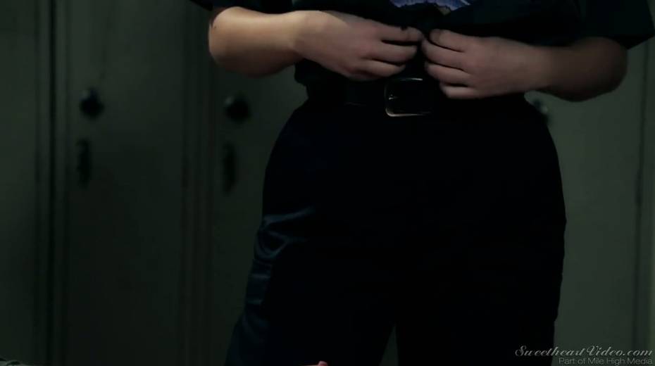 Two crazy police women fuck each other in the locker room - 4. pic