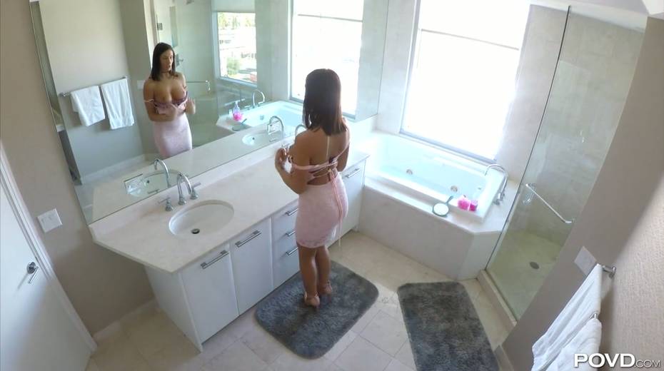 Wench August Ames takes a bath before a steamy POV sex - 3. pic