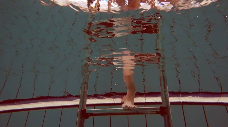 Pretty hot swimming babe Deniska gets naked under the water - 2. pic