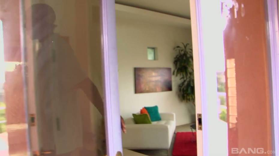 Slutty white wife Veronica Snow has an affair with young BBC living nextdoor - 4. pic