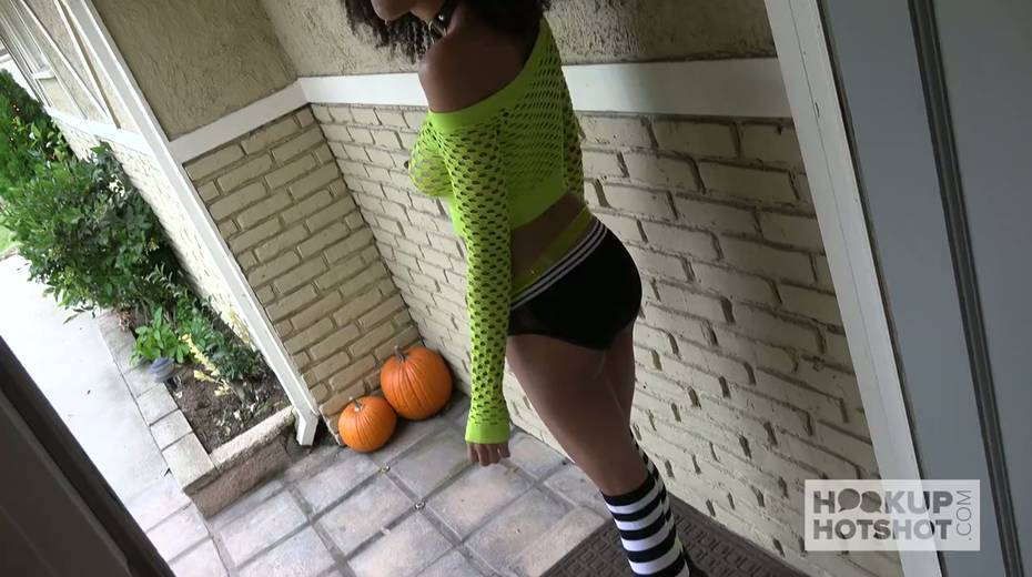 Juggy black chick Ariana hooks up with one white dude with huge dick - 5. pic