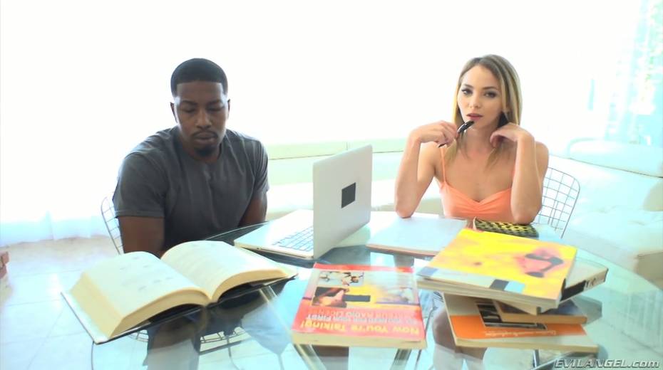 Hypnotizing college chick Angel Smalls seduces her black college mate - 6. pic