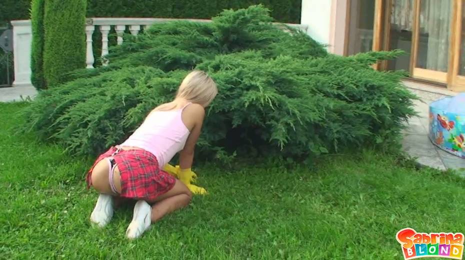 Young gardener Sabrina Blond gets her muff slammed right on the lawn - 3. pic