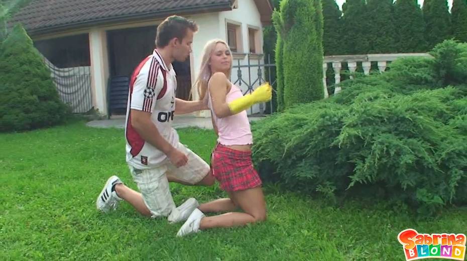 Young gardener Sabrina Blond gets her muff slammed right on the lawn - 5. pic
