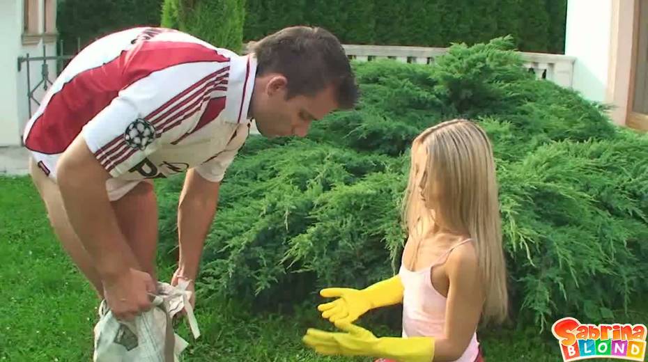 Young gardener Sabrina Blond gets her muff slammed right on the lawn - 8. pic