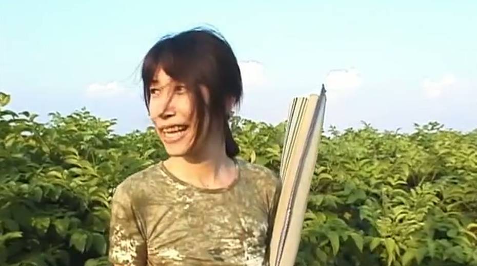 Skinny Japanese girl gets kinky with her BF right in the field by the road - 6. pic