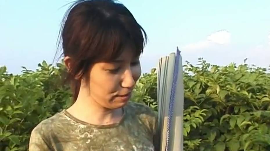 Skinny Japanese girl gets kinky with her BF right in the field by the road - 7. pic