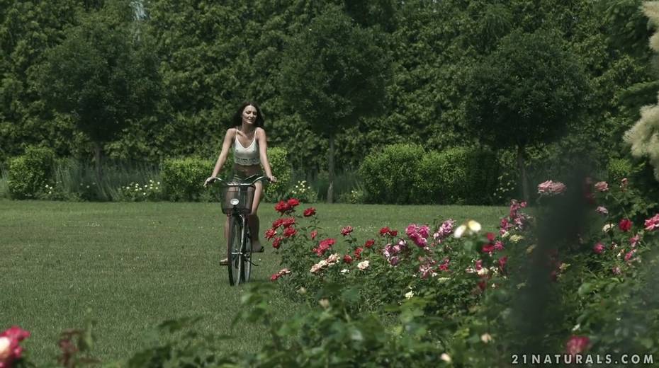Beautiful hottie Katy Rose gets her anus fucked in the beautiful garden - 2. pic