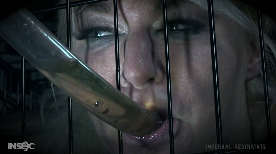 Slut with plump ass London River gets her pussy punished in the dark room - 11. pic