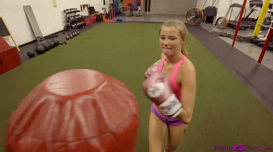Lovely teen Carolina Sweets gets her pussy stretched at the gym - 3. pic