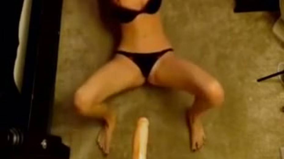 Stunning all natural svelte redhead stands on knees and sucks tasty dick - 2. pic