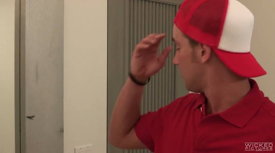 Horny milf Kendra Lust seduces young pizza delivery boy - 3. pic