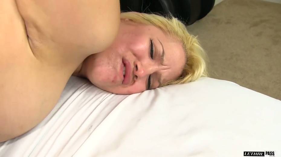 Attractive blonde with big boobs and plump ass Alix Lovell gets laid - 19. pic