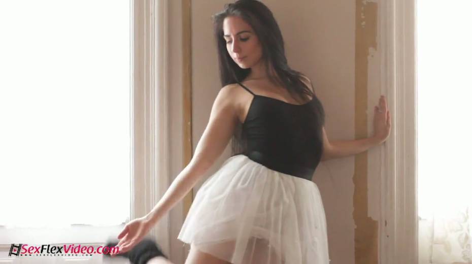 Young flexible ballerina Esmeralda does exercises being nude - 10. pic