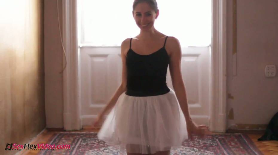 Young flexible ballerina Esmeralda does exercises being nude - 22. pic