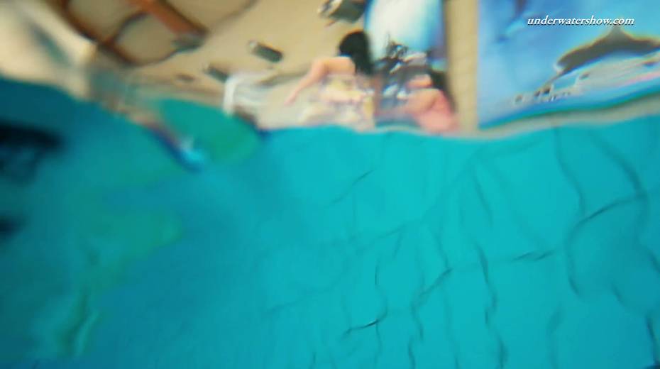 Sizzling swimming babe Liza Bubarek strips under the water - 2. pic