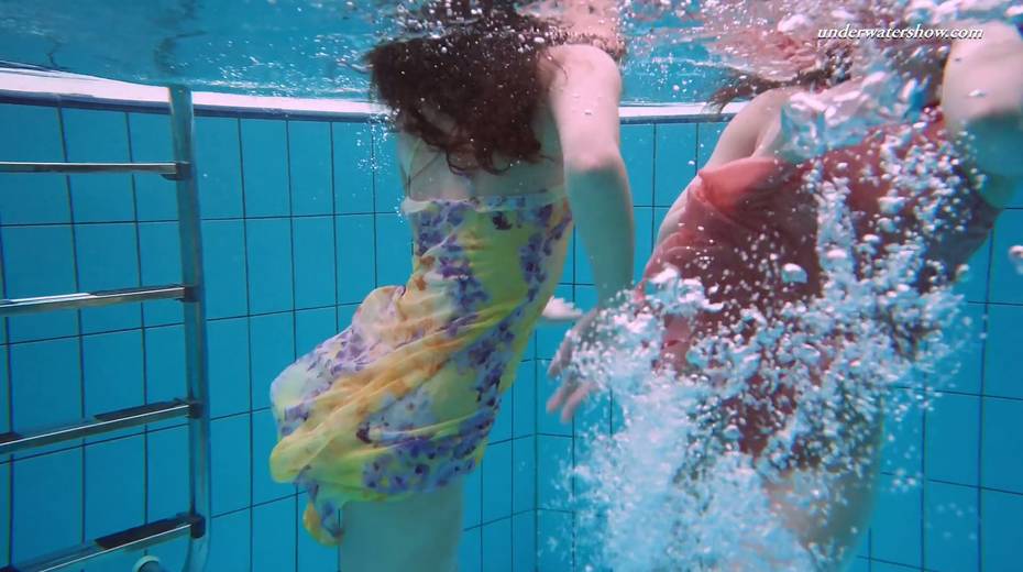 Sizzling swimming babe Liza Bubarek strips under the water - 6. pic
