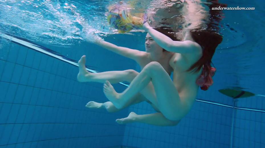 Sizzling swimming babe Liza Bubarek strips under the water - 11. pic
