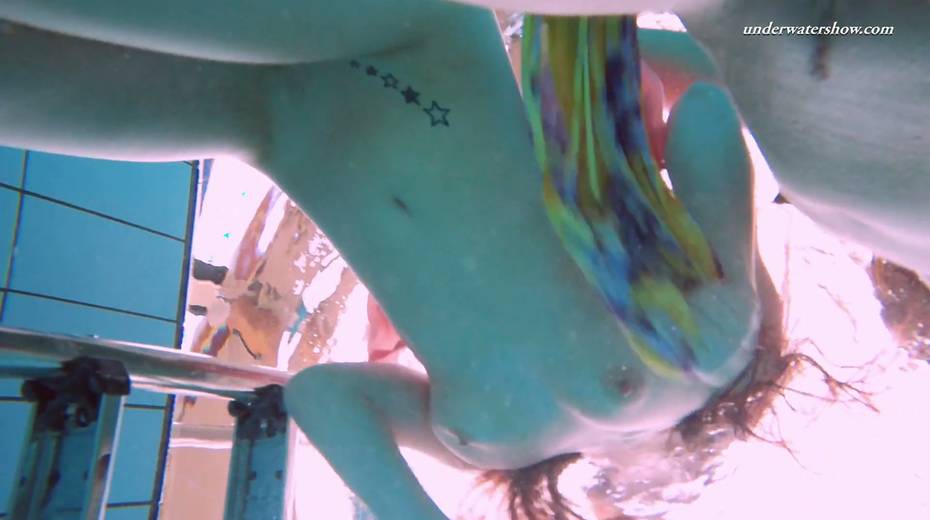 Sizzling swimming babe Liza Bubarek strips under the water - 12. pic