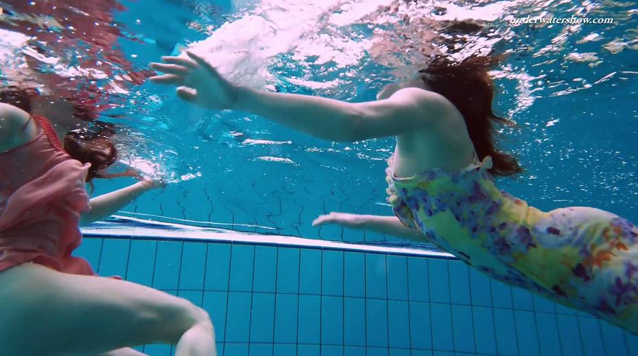 Sizzling swimming babe Liza Bubarek strips under the water - 16. pic