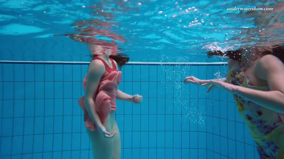 Sizzling swimming babe Liza Bubarek strips under the water - 17. pic