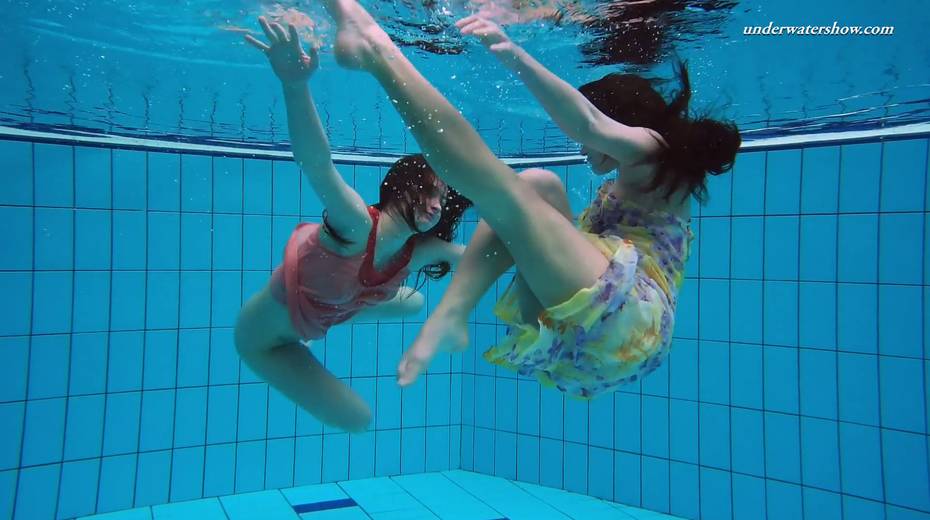 Sizzling swimming babe Liza Bubarek strips under the water - 18. pic