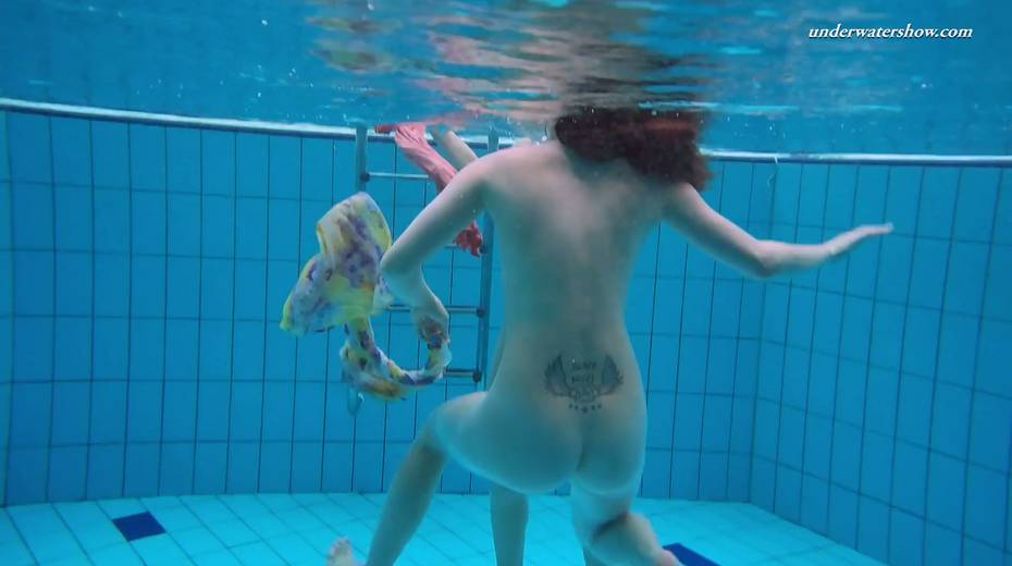 Sizzling swimming babe Liza Bubarek strips under the water - 23. pic