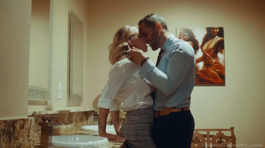 Blond hottie Jessa Rhodes is having crazy quickie with her BF in the bathroom - 4. pic