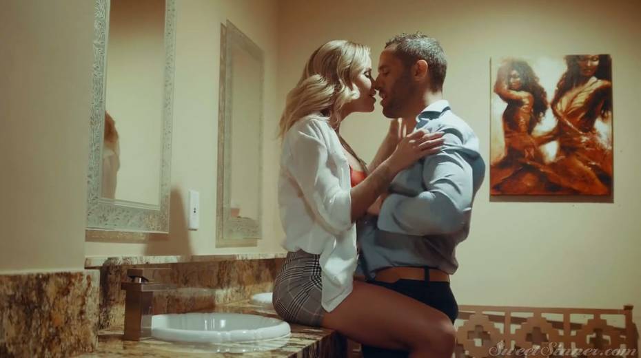 Blond hottie Jessa Rhodes is having crazy quickie with her BF in the bathroom - 5. pic
