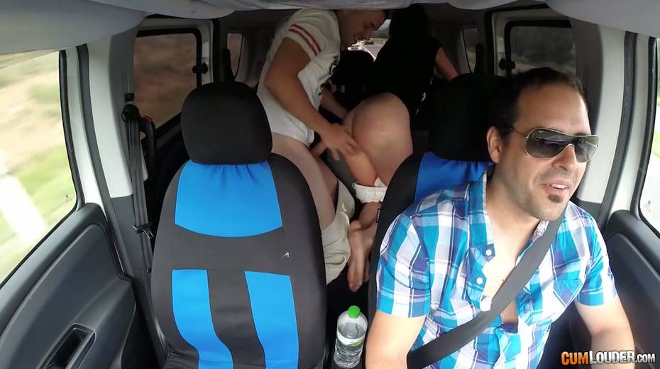 Kinky couple are having crazy quickie in the back seat in the presence of driver - 8. pic