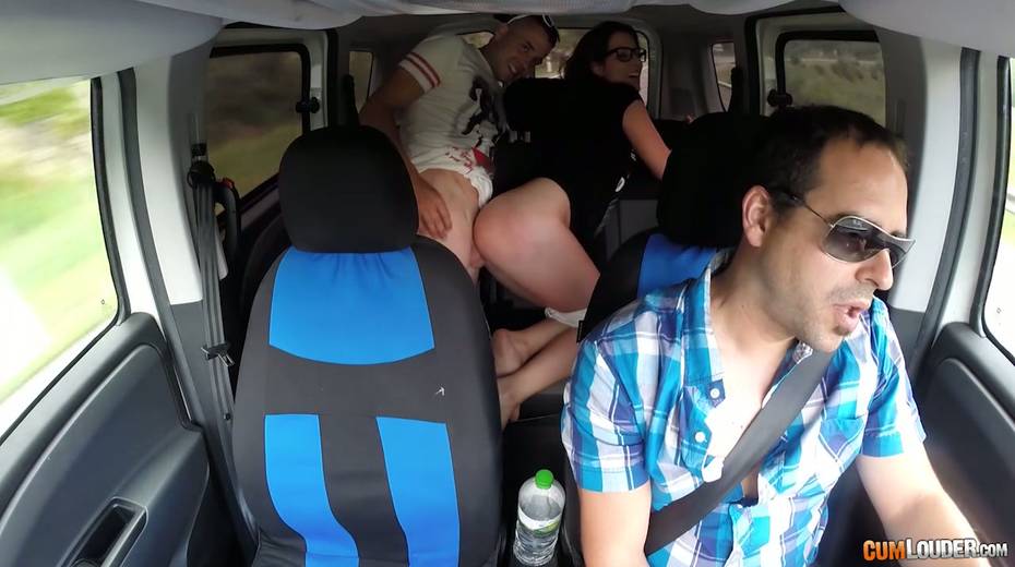 Kinky couple are having crazy quickie in the back seat in the presence of driver - 11. pic