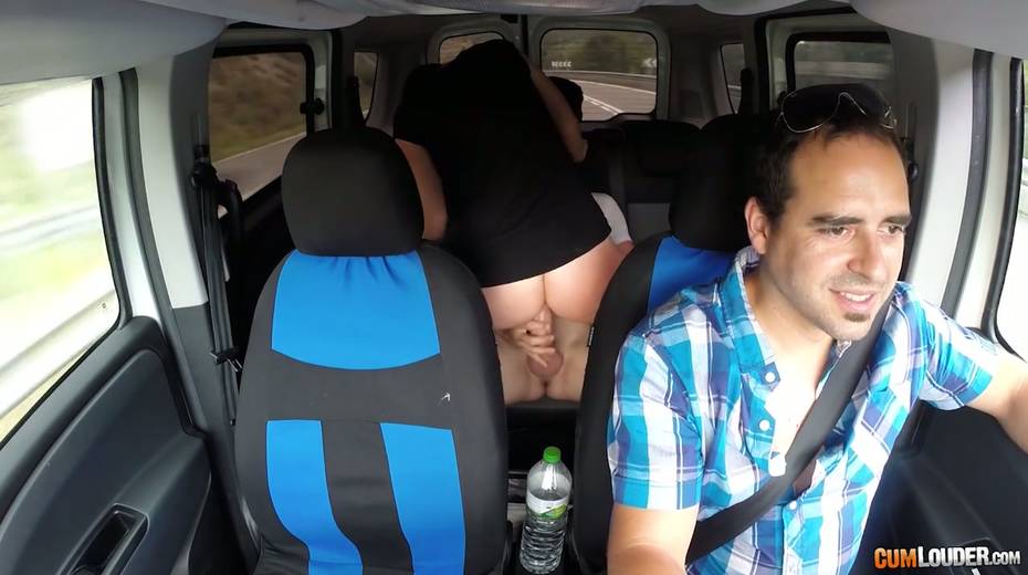 Kinky couple are having crazy quickie in the back seat in the presence of driver - 17. pic
