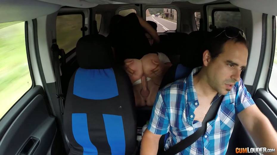 Kinky couple are having crazy quickie in the back seat in the presence of driver - 18. pic