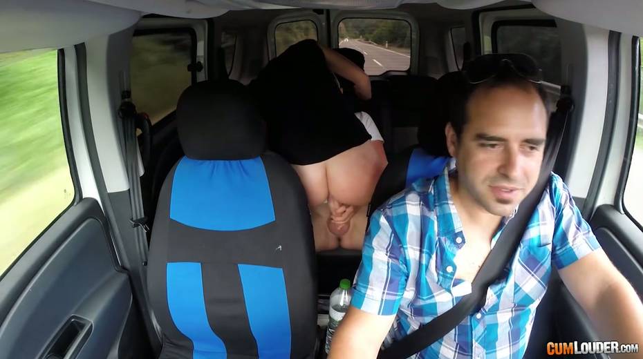 Kinky couple are having crazy quickie in the back seat in the presence of driver - 19. pic