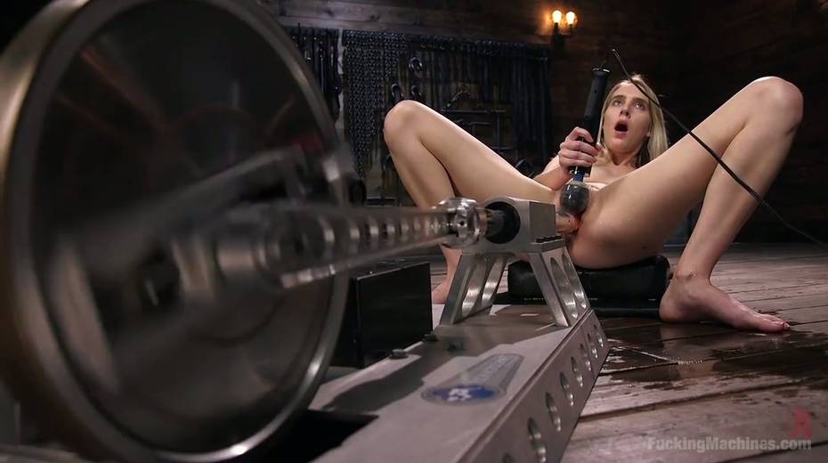 Seductive porn model Cadence Lux is testing new fucking machine - 17. pic