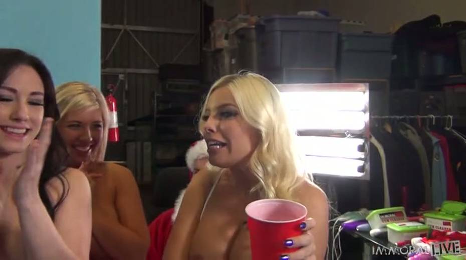 Santa sweeties Heidi Hollywood and Britney Amber are gonna have hard group fuck - 10. pic