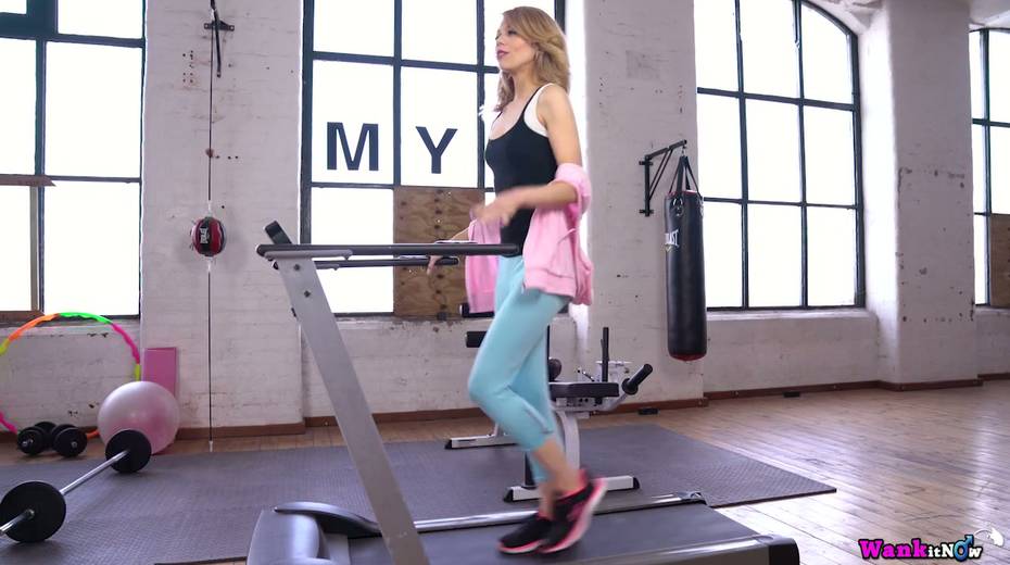Slim chick Eva is masturbating her hungry hole at the gym - 3. pic