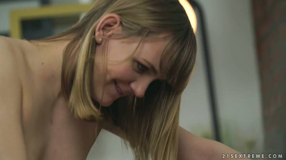 Old dude fucks pretty hot young chick Lucette Nice - 14. pic