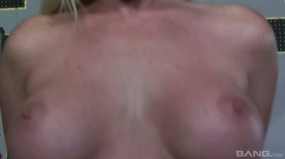 Blond sport chick Ahryan Astyn gives a blowjob and gets fucked at the gym - 16. pic