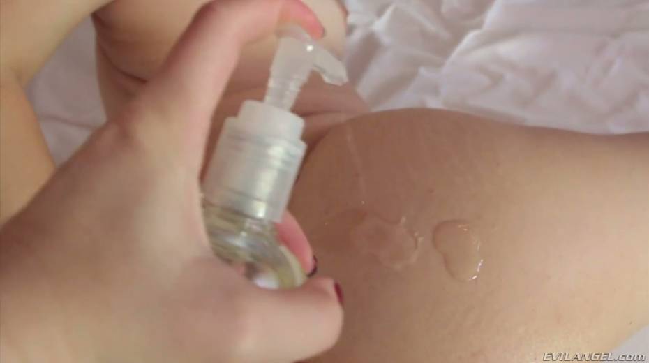 Young chick Yhivi is fucked by well endowed and sex-hungry BBC - 2. pic